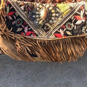 ✨Very detailed gently used TylieiMalibu clutch👑✨